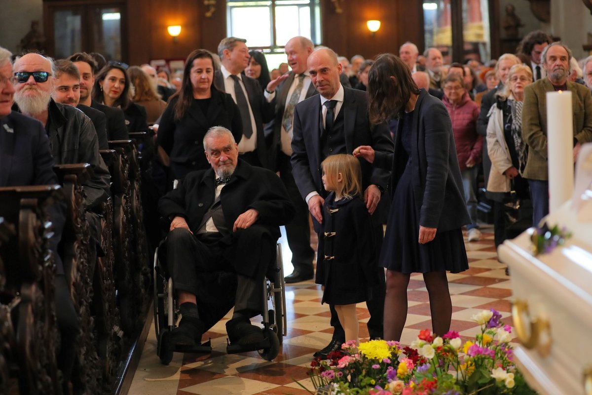 Pohřbu Dany Němcové se zúčastnil Karel Schwarzenberg - 22. 4. 2023, Praha.