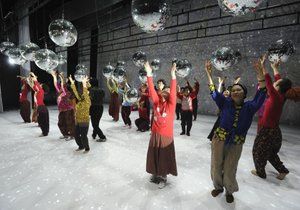 Soubor Dancing Grandmothers v překladu Tančící babičky vystoupí v Praze.