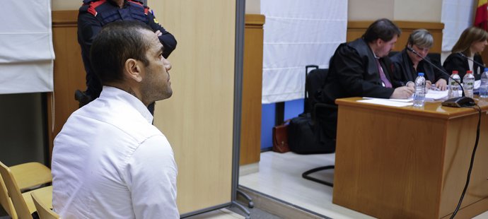 brazilský obránce oblečený do bílé košile a džín usedl do soudní síně, v níž byli podle médií také jeho matka a bratr.