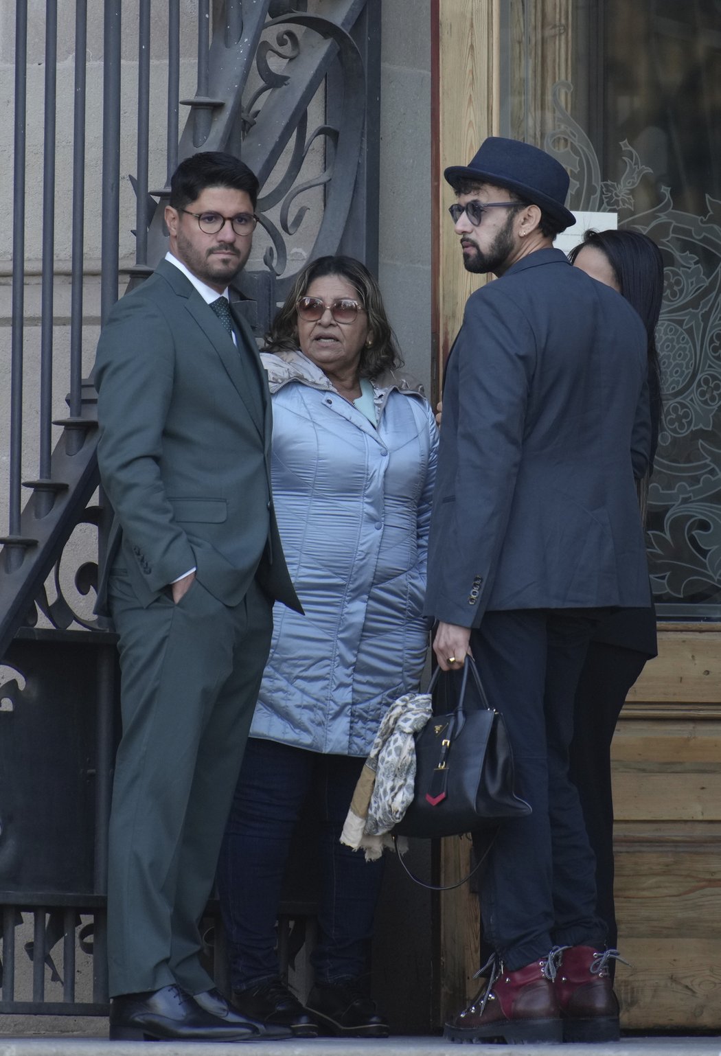 K soudu přišla také Alvesova matka a bratr.
