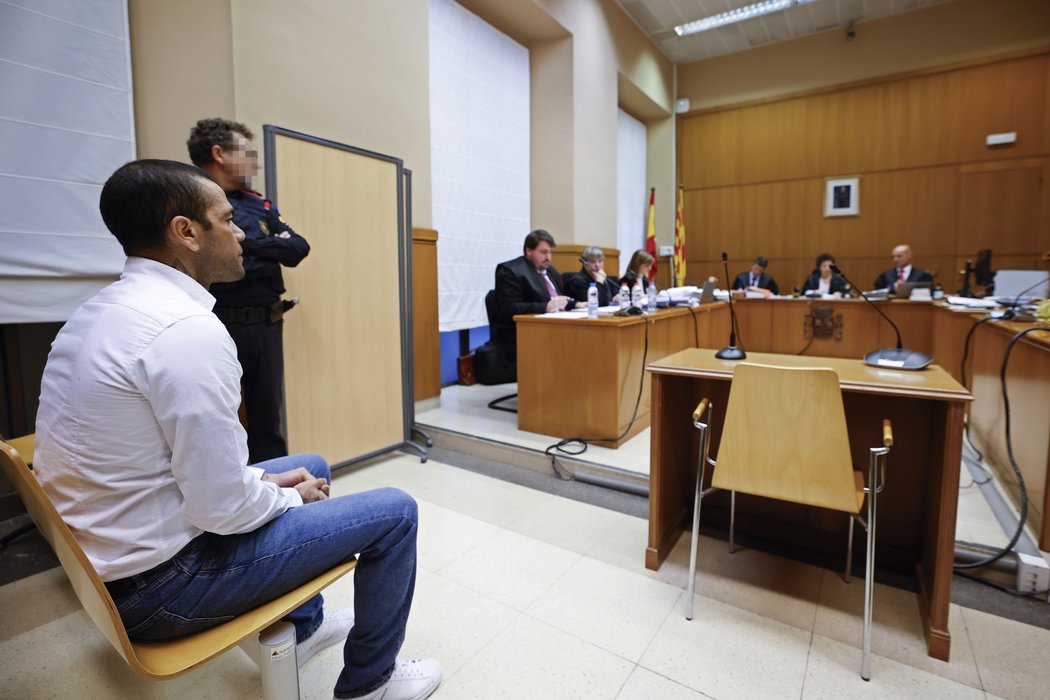brazilský obránce oblečený do bílé košile a džín usedl do soudní síně, v níž byli podle médií také jeho matka a bratr.