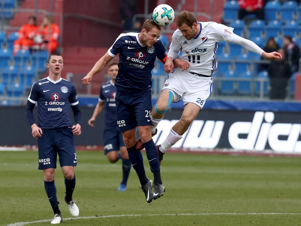 Zleva Vlastimil Daníček ze Slovácka, Tomáš Poznar z Baníku Ostrava v hlavičkovén souboji