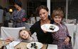 Daniel Adamec (6) - SPECIALISTA NA SUSHI! Malý kuchtík se ukázal jako zkušený odborník na japonské speciality. Zatímco on v restauraci Soho motal, maminka Jana a sestřička Jasmína (3) obdivně hleděly.