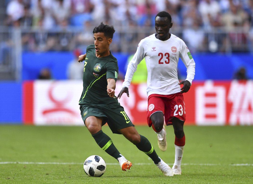 Daniel Arzani se snaží probít k brance soupeře