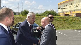 Generální ředitel ČEZ Daniel Beneš s prezidentem Zemanem v elektrárně Ledvice u Bíliny