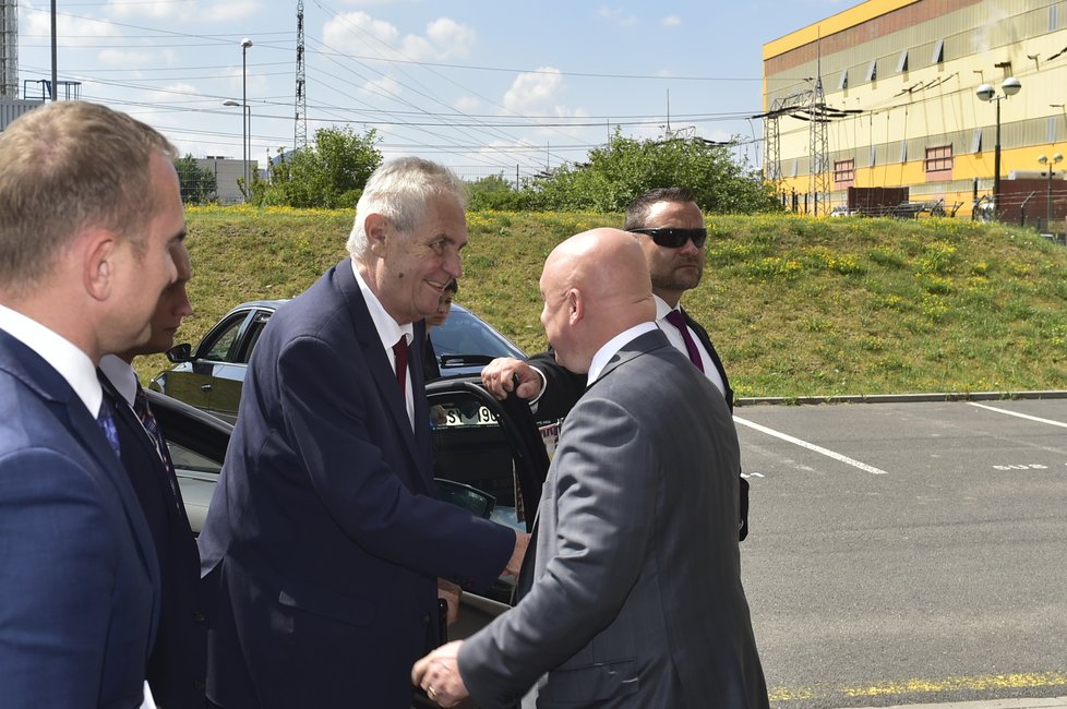 Generální ředitel ČEZ Daniel Beneš s prezidentem Zemanem v elektrárně Ledvice u Bíliny
