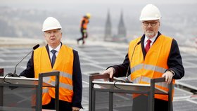 Šéf ČEZ Daniel Beneš, premiér Petr Fiala a soláry na střeše Kongresového centra v Praze