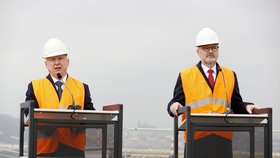 Šéf ČEZ Daniel Beneš, premiér Petr Fiala a soláry na střeše Kongresového centra v Praze