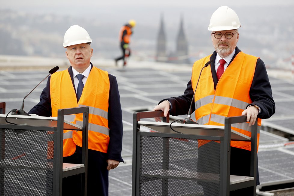 Šéf ČEZ Daniel Beneš s premiérem Petrem Fialou (ODS) Šéf ČEZ Daniel Beneš s premiérem Petrem Fialou (ODS)