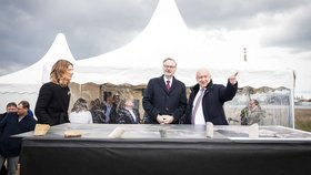 Šéf ČEZ Daniel Beneš s premiérem Fialou v areálu JE Dukovany (březen 2024)