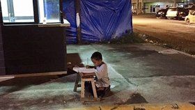 Daniel Cabrera každý večer v mdlém světle na ulici poctivě vyplňuje domácí úkoly.