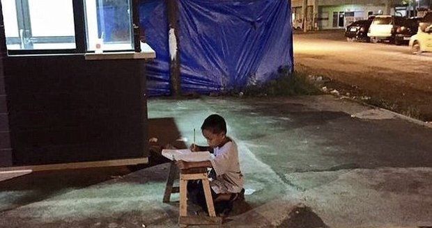 Devítiletý chlapec dojal svět: Nemá střechu nad hlavou, tak píše úkoly v noci na ulici!