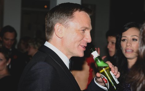 Bond v podání Daniela Craiga sáhne po lahváčích.