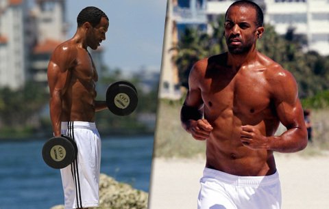 Koukněte na to tělo! Zpěvák Craig David cvičí polonahý na pláži