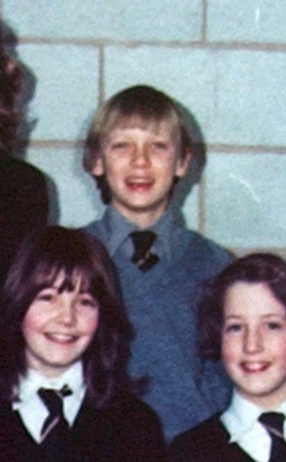 1979 Na téhle školní fotce mu bylo 11 let.