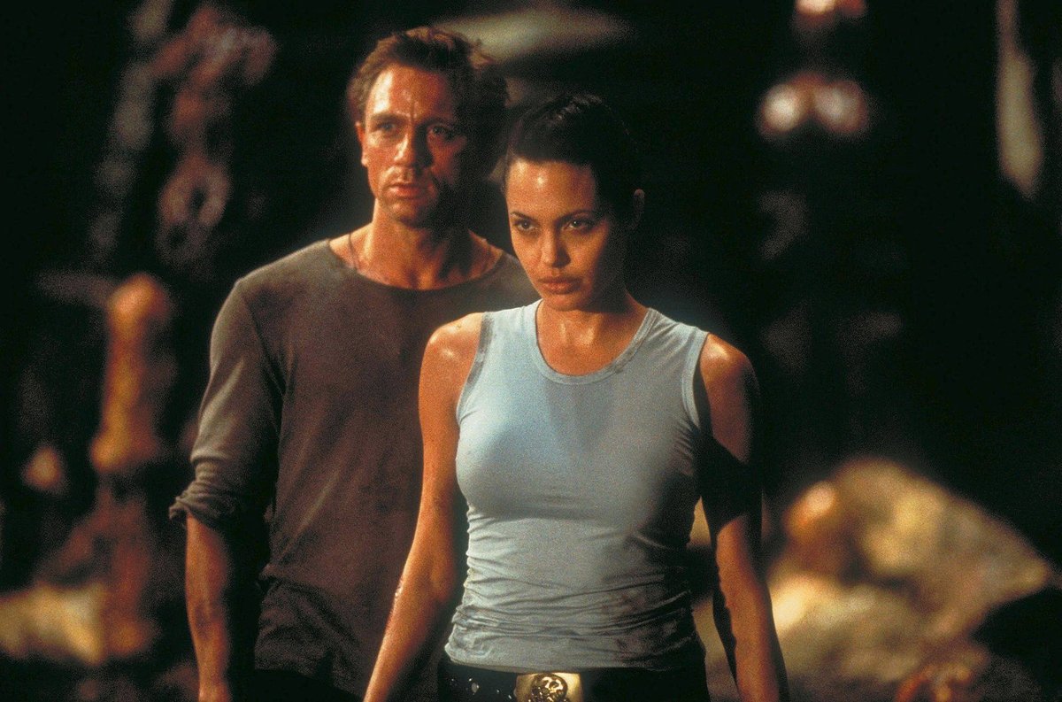 2001 Po boku Angeliny Jolie ve filmu Lara Croft: Tomb Raider.