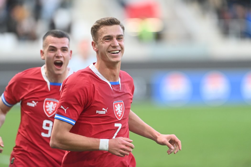 Daniel Fila zakončil krásně pas od Michala Ševčíka a vstřelil druhý gól české jednadvacítky