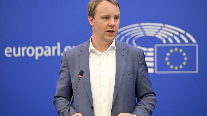 Daniel Freund je europoslanec za německou stranu Zelených a hlasitý kritik maďarského premiéra Viktora Orbána.