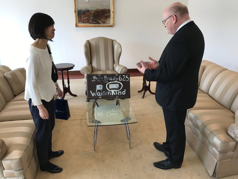 Ministr Herman v Japonsku: Fumiko Išioková a Hanin kufřík