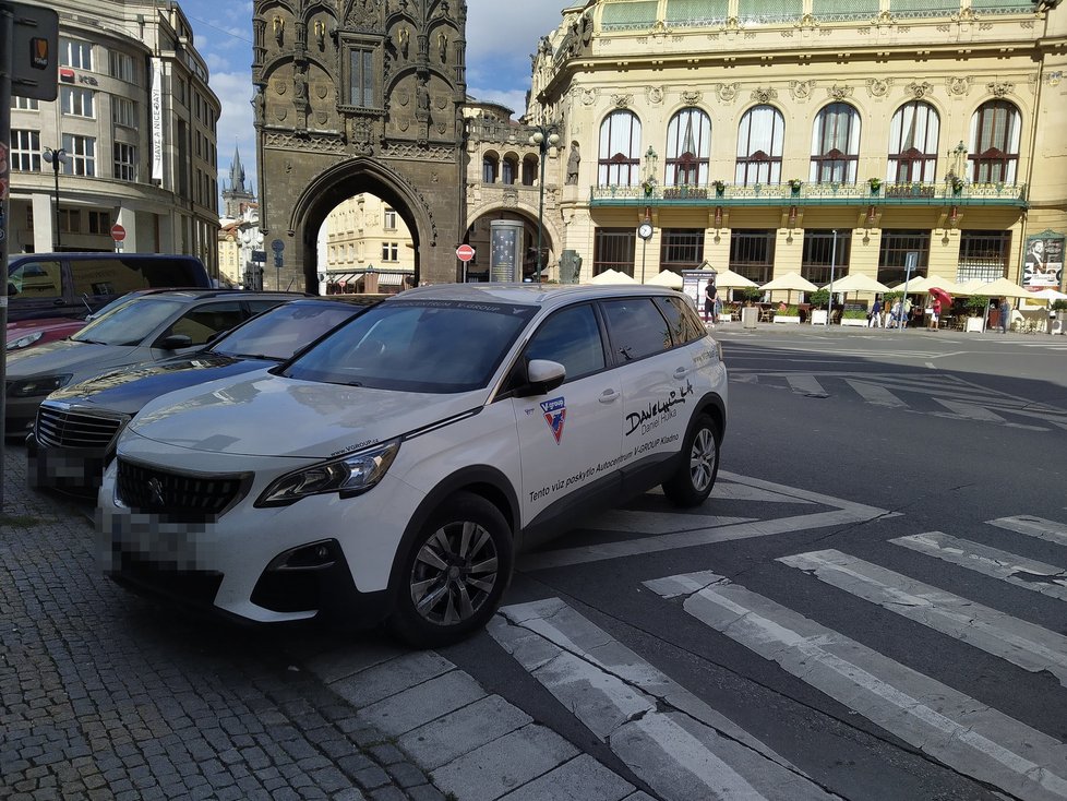 Auto Daniela Hůlky stálo na vodorovném dopravním značení a ještě na přechodu.