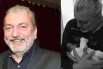 Zpěvák Dan Hůlka jako vzorný otec: Chová si novorozenou dcerku!