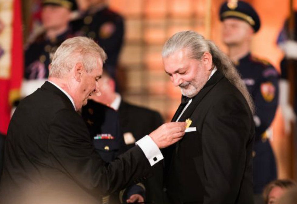 2016 - Miloš Zeman předal vyznamenání Danielu Hůlkovi.