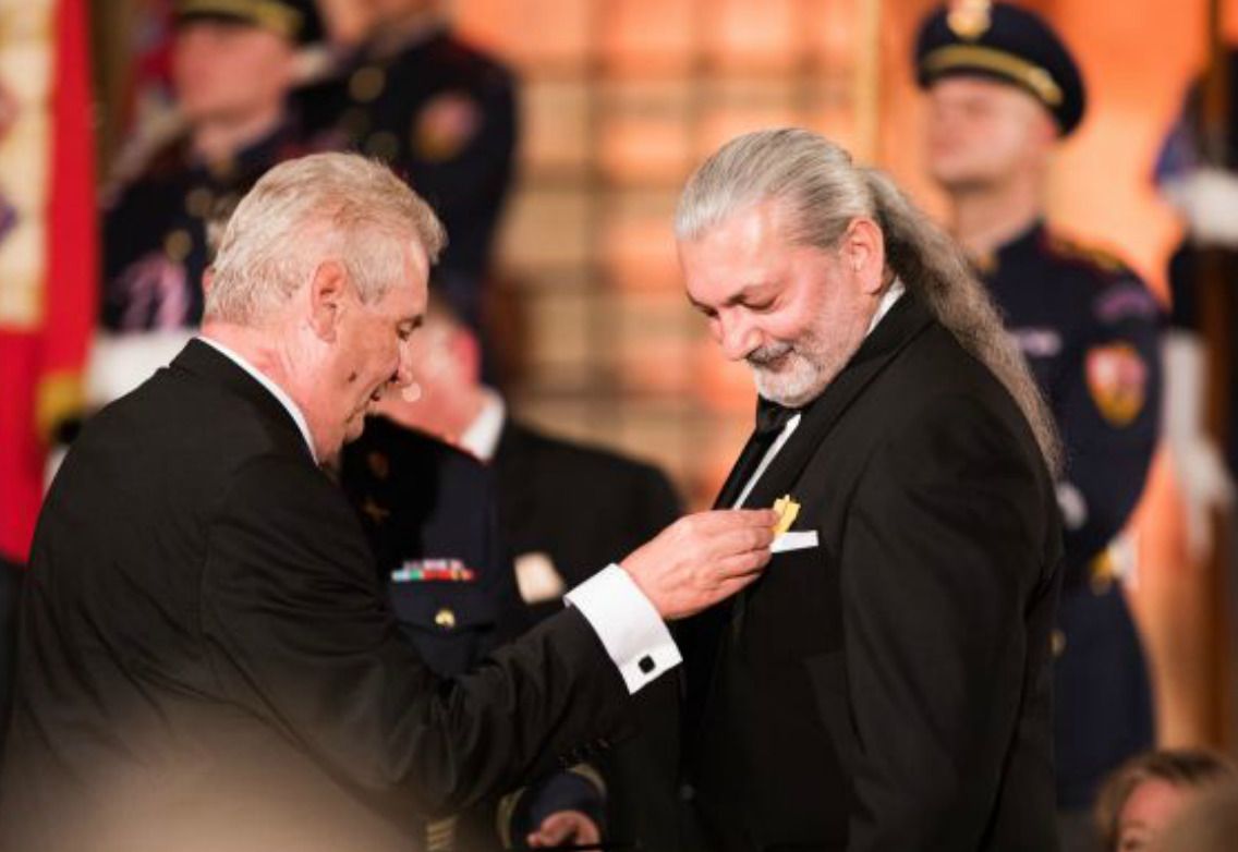 2016 - Miloš Zeman předal vyznamenání Danielu Hůlkovi