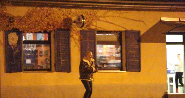29. 10. 2016, 19:19 - Jevany: Hůlka po několika hodinách poprvé vyšel z pizzerie před půl osmou večer.