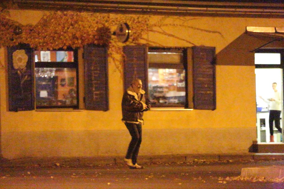 29. 10. 2016, 19:19 - Jevany: Hůlka po několika hodinách poprvé vyšel z pizzerie před půl osmou večer.