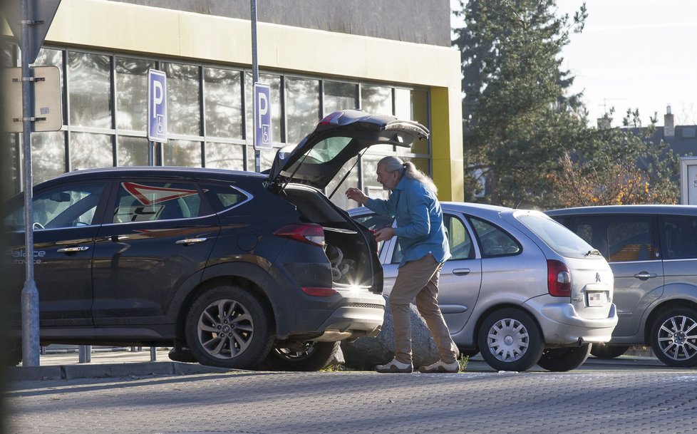 Hůlka nechal auto na přechodu pro chodce.