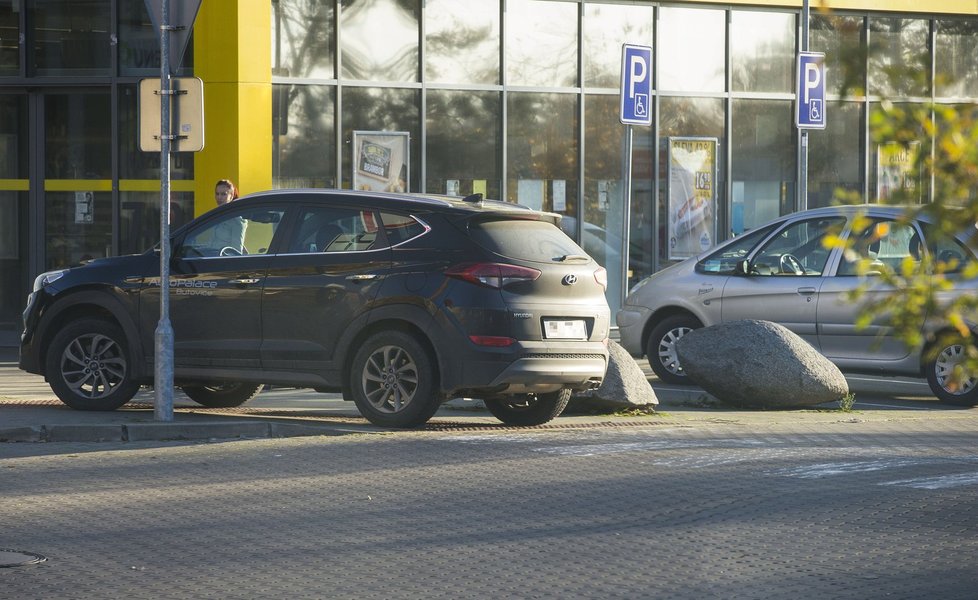 3. přestupek (Parkování na přechodu): 16:14 hod. Říčany: Kdo chtěl jít také do lékárny, neměl šanci. Hůlka k ní zatarasil cestu. Nejvyšší možná pokuta: 5000 Kč.