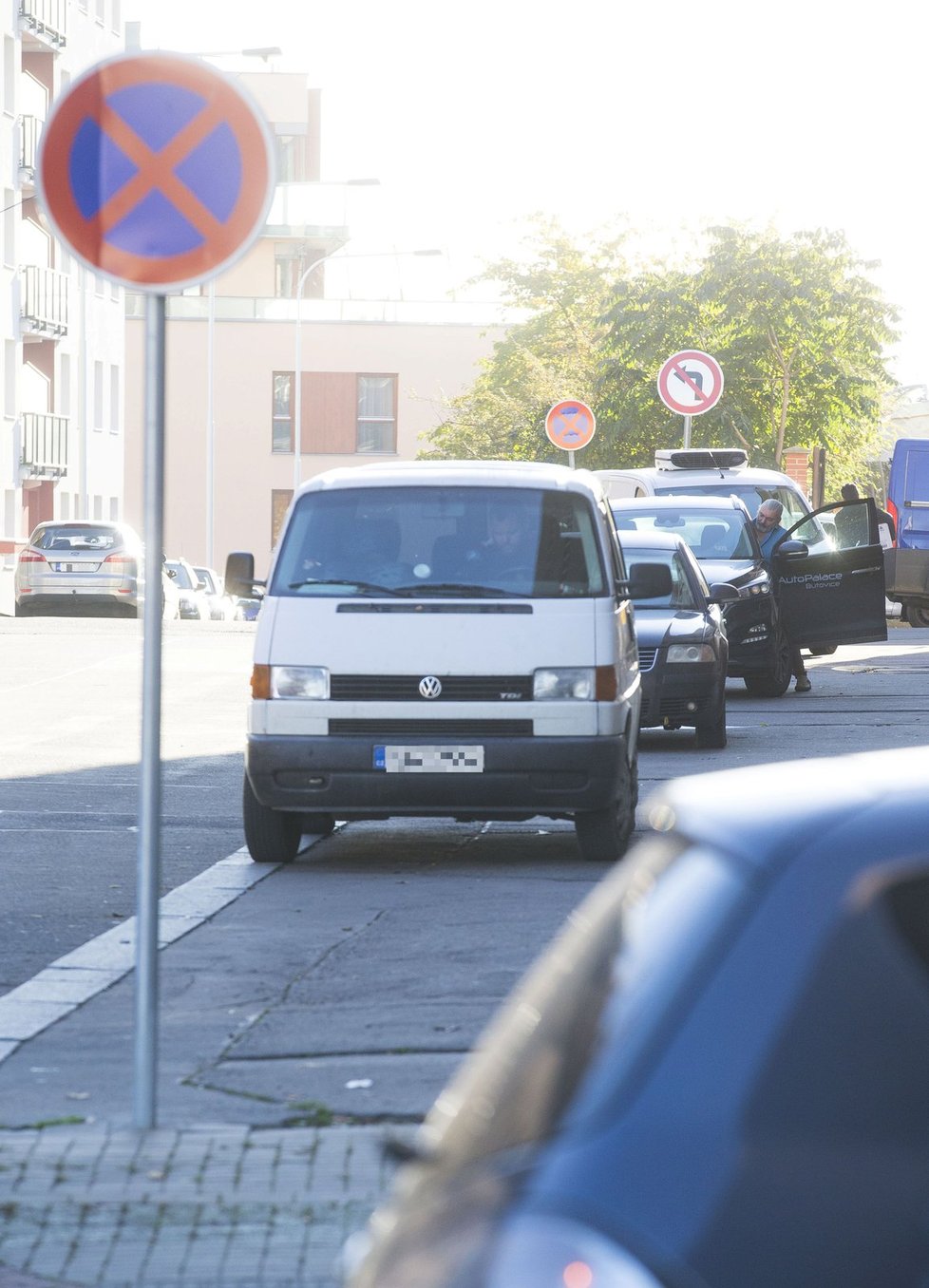 2. přestupek (Parkování na zákazu zastavení): 15:40 hod. Praha-Pankrác: Na zákazu zastavení Hůlka zaparkoval a nechal tam auto téměř čtvrt hodiny. Nejvyšší možná pokuta: 5000 Kč.