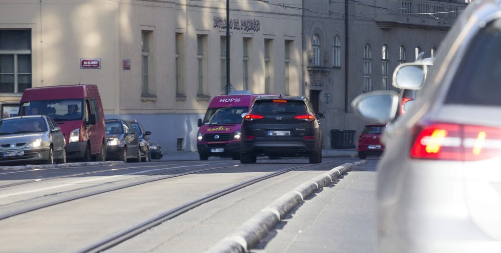 1. přestupek (Jízda po tramvajovém pásu): Aby ušetřil pár vteřin, nebál se Hůlka vjet na místo určené jen pro tramvaje. Nejvyšší možná pokuta: 5000 Kč.