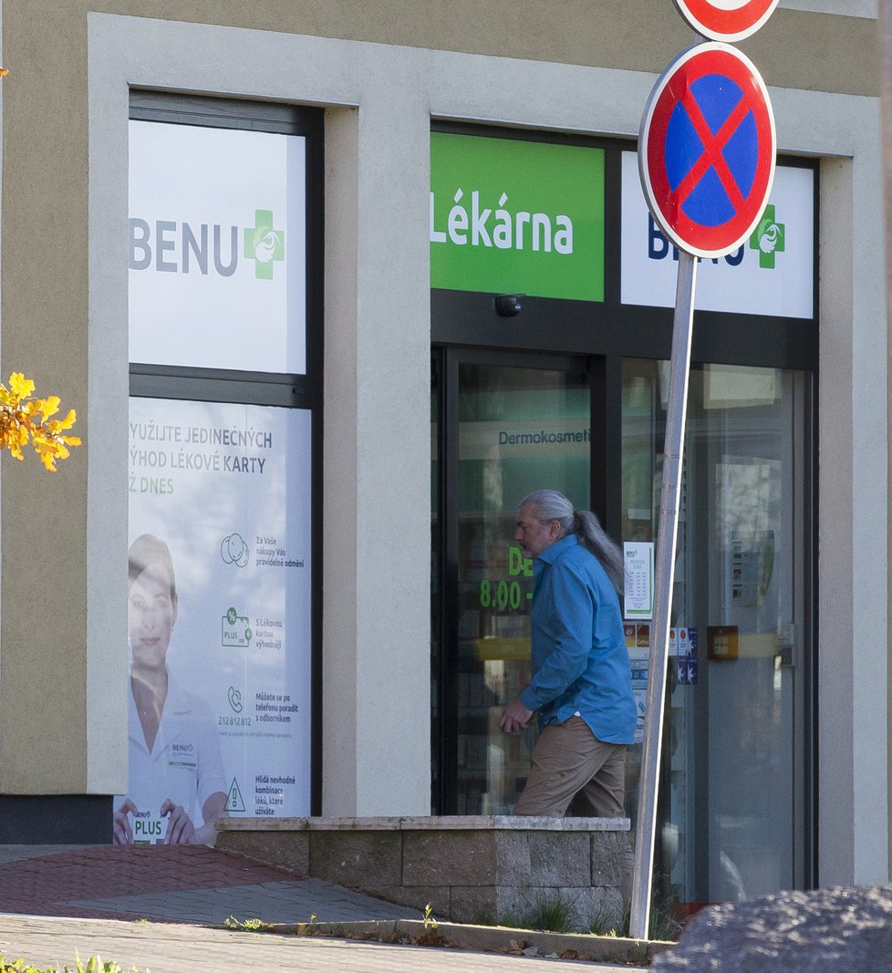 16:14 hod. Říčany: Hůlka vchází do lékárny, auto nechal na přechodu.