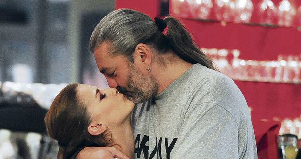 Daniel Hůlka (41) Šárku Vaňkovou (21) moc miluje...