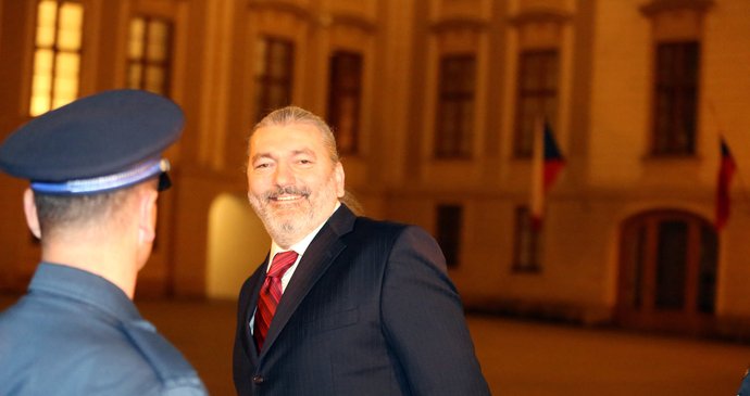 Vysmátý Daniel Hůlka dorazil 28. října na Pražský hrad také