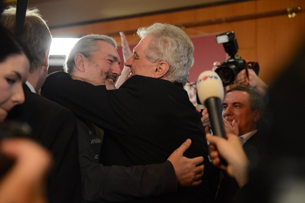 Daniel Hůlka v objetí s prezidentem Milošem Zemanem