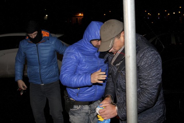 Daniel Ježek ve chvíli, kdy ho policie převáží k soudu. Ten později rozhodne o vzetí do vazby.