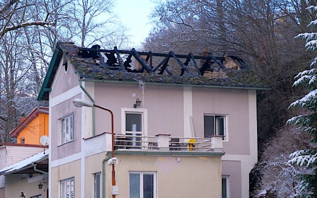 Tříčlenná rodina přišla při tragickém požáru o střechu nad hlavou: Na opravu nemá peníze!