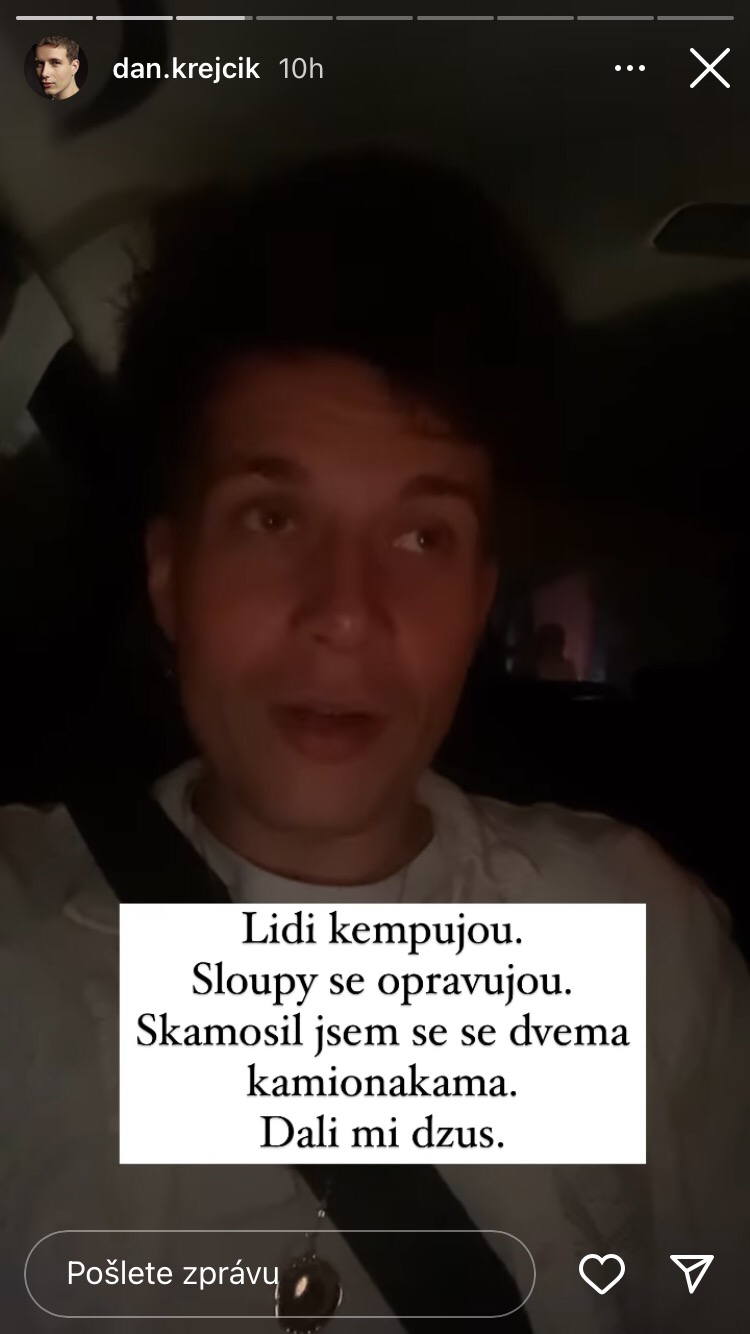 Herec a životní partner Matěje Stropnického může hovořit o velkém štěstí. Nedaleko míst, kudy jel po D1, spadlo na dálnici vedení velmi vysokého napětí. I tak ale herec strávil v koloně dlouhé hodiny čekání.