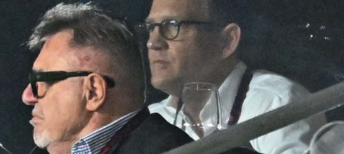 Majitel Sparty Daniel Křetínský sleduje z VIP boxu bitvu se Salzburgem.