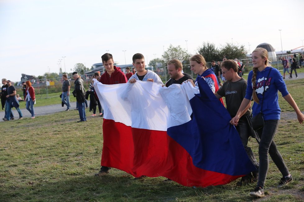 Na koncertu se to hemžilo českými vlajkami.