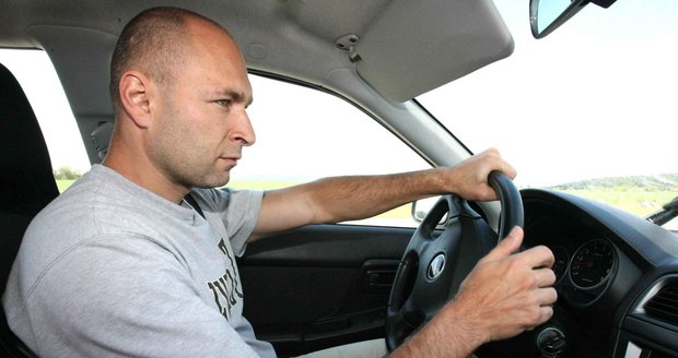 Za volantem osobních aut, závodních speciálů i motorkár už strávil tisíce hodin