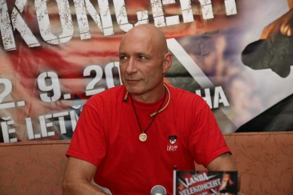 Daniel Landa na tiskové konferenci konané k nadcházejícímu koncertu v pražských Letňanech 12. září.