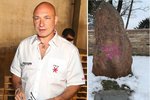 Vandal poškodil menhir na zahradě Daniela Landy