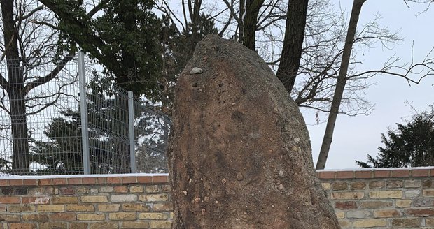 Vandal poškodil menhir na zpěvákově zahradě
