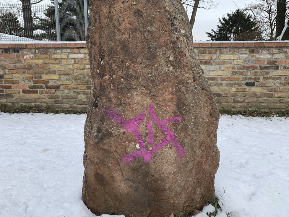 Vandal poškodil menhir na zpěvákově zahradě.