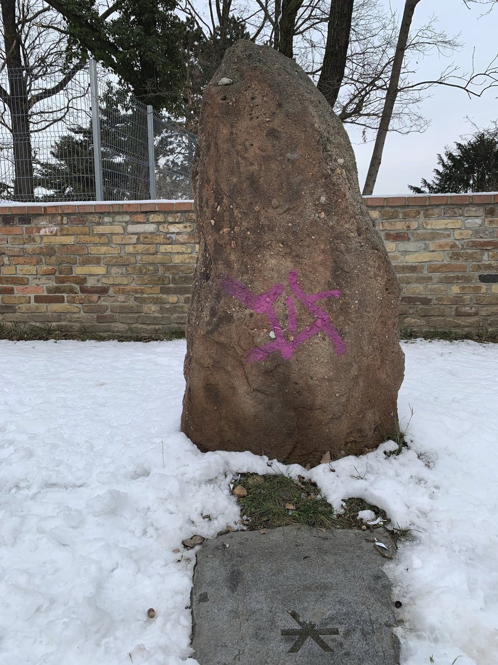 Vandal poškodil menhir na zpěvákově zahradě.