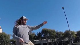 Skateboardista Daniel Mancina řádí na prkně i po ztrátě zraku.