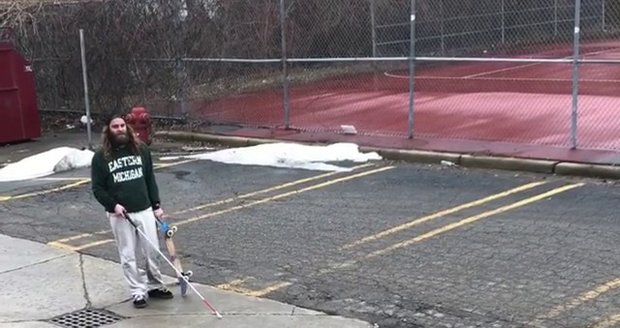 Skateboardista Daniel Mancina řádí na prkně i po ztrátě zraku.